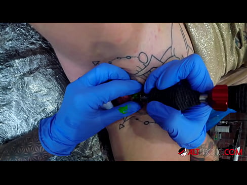 ❤️ Sully Savage mai tsananin jarfa ta yi tattoo a kan kwarin ta Batsa vk
